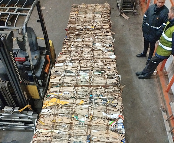 Nagy hatékonyságú kartonbálázó megoldás nagy láncú oroszországi szupermarketek számára